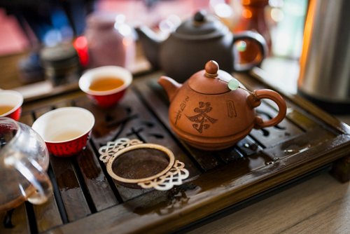 chinese-tea-set-with-metallic-strainer-wooden-tray.jpg.7b18985bfd925bfa307e5a40fe32492f.jpg